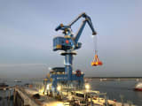 Cẩu LLC (Lever Luffing Portal Crane) 1